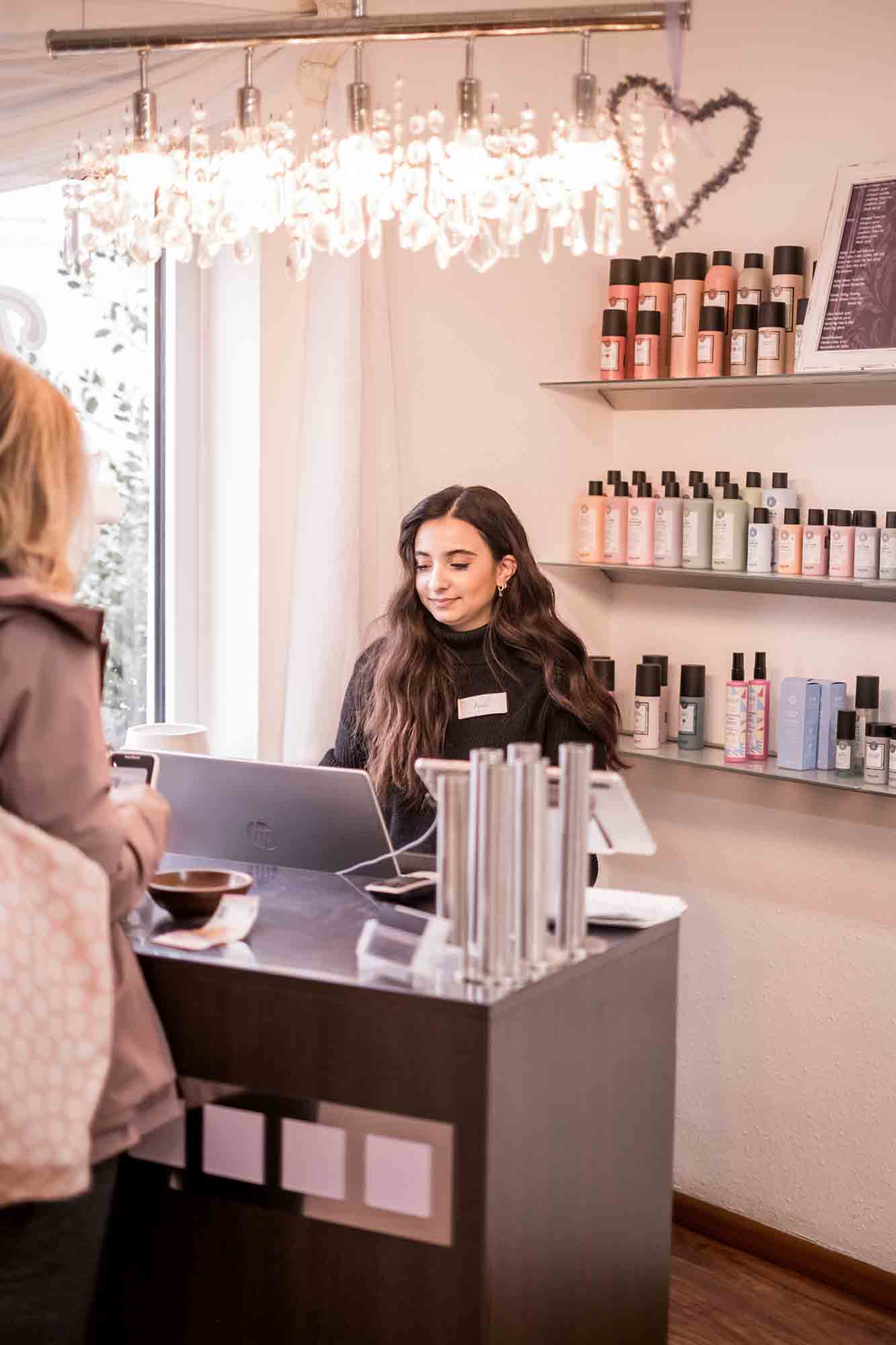 Kundin bezahlt bei ihrer Friseurin