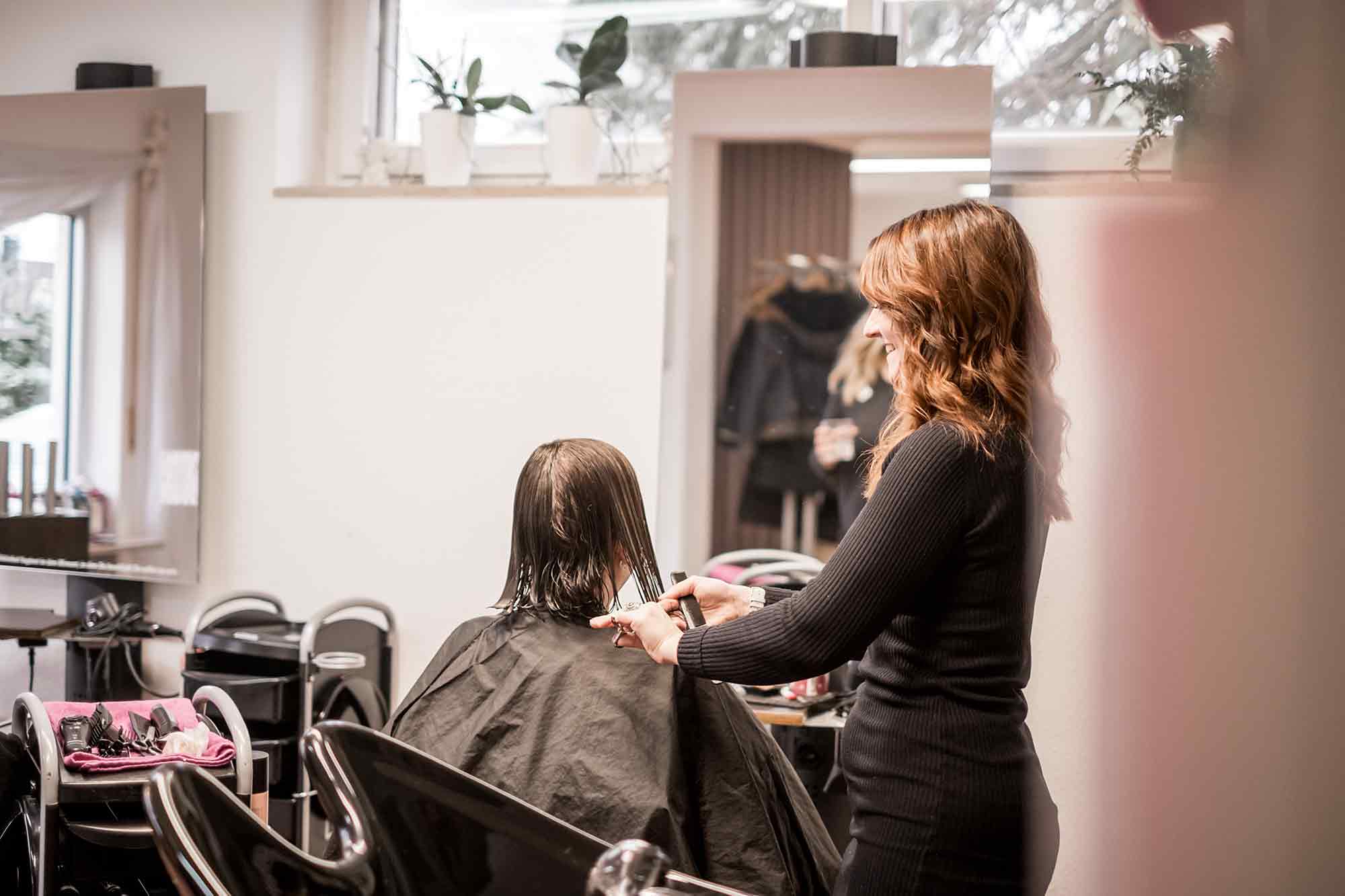 Friseurin bei der Arbeit in HaarSchneierei